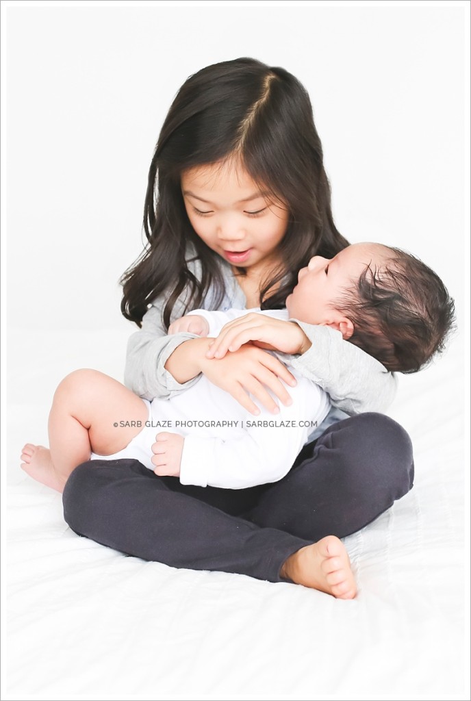 West_North_Vancouver_Newborn_Photographer_Family_Siblings_Studio_Portraits_Fresh_Clean_Modern_0009